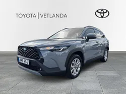 Grå (cement grey metallic) Begagnad 2025 Toyota Corolla Cross Active SUV | 389 000 kr (Marknadspris)