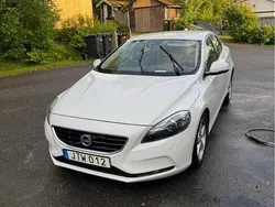 Vit Begagnad 2016 Volvo V40 Momentum Kombi | 105 000 kr (Bra pris)