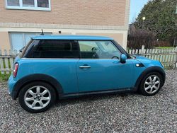 Blå med ett svart horisontellt streck Begagnad 2007 Mini ONE Halvkombi | 10 000 kr