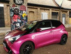 Reddish purple, metallic limited edition Begagnad 2018 Toyota Aygo Halvkombi | 85 000 kr (Bra pris)