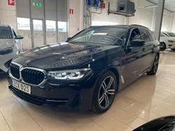 Svart Begagnad 2022 BMW 530e Kombi | 398 000 kr (Marknadspris)