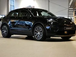 Svart Ny 2024 Porsche Macan 4 Electric SUV | 999 000 kr