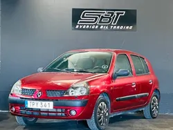 Mörkröd (röd) Begagnad 2003 Renault Clio II Expression Halvkombi | 19 900 kr (Marknadspris)