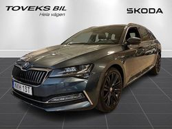 Grå (quartz grey metallic en) Begagnad 2022 Skoda Superb LAURIN & KLEMENT Kombi | 369 000 kr (Lite dyr)