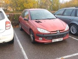 Röd Begagnad 2002 Peugeot 206 Halvkombi | 7 500 kr (Superpris)