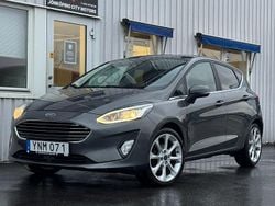 Grå Begagnad 2017 Ford Fiesta Titanium Halvkombi | 69 900 kr (Marknadspris)