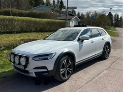 Vit Begagnad 2020 Volvo V90 CC Momentum Kombi | 320 000 kr (Marknadspris)