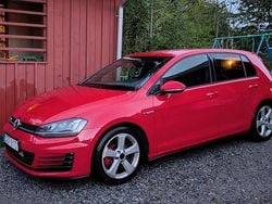 Röd Begagnad 2014 VW Golf VII GTI Halvkombi | 159 900 kr (Marknadspris)