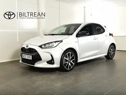 Vit Begagnad 2021 Toyota Yaris Hybrid Style Halvkombi | 214 800 kr (Marknadspris)