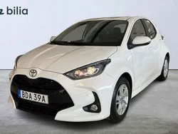 Vit Begagnad 2024 Toyota Yaris Hybrid Active Halvkombi | 249 900 kr (Marknadspris)