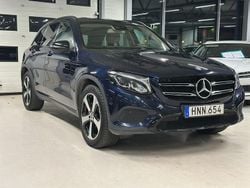 Mörkblå Begagnad 2017 Mercedes GLC220 SUV | 239 900 kr (Marknadspris)