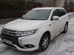 Vit Begagnad 2016 Mitsubishi Outlander SUV | 122 000 kr (Marknadspris)