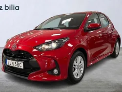 Röd Begagnad 2024 Toyota Yaris Hybrid Active Halvkombi | 244 900 kr (Marknadspris)