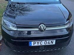 Svart Begagnad 2022 VW Caddy Maxi Life Minibuss | 213 500 kr