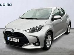 Silver Begagnad 2023 Toyota Yaris Hybrid Active Halvkombi | 229 900 kr (Marknadspris)