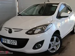 Vit Begagnad 2012 Mazda 2 Halvkombi | 64 900 kr (Marknadspris)