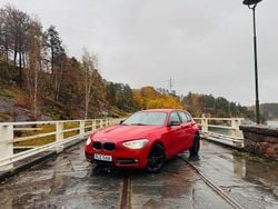 Röd Begagnad 2014 BMW 118 Sport Line Halvkombi | 99 500 kr (Bra pris)