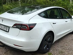 Vit Begagnad 2021 Tesla Model 3 Standard Range Plus Sedan | 265 000 kr (Dyr)