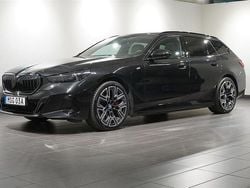 Svart Begagnad 2024 BMW 550e M Sport Kombi | 949 900 kr (Marknadspris)
