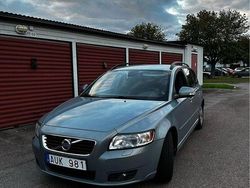 Blå Begagnad 2011 Volvo V50 Kombi | 38 000 kr (Marknadspris)