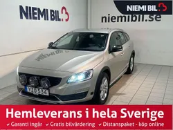 Ljusbrun (brun) Begagnad 2017 Volvo V60 CC Momentum Kombi | 244 900 kr (Marknadspris)