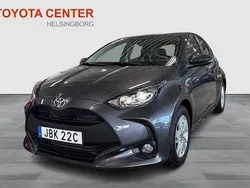 Mörkgrå Ny 2025 Toyota Yaris Hybrid Active Halvkombi | 266 800 kr (Bra pris)