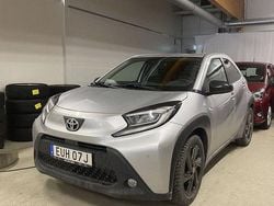 Silver Begagnad 2022 Toyota Aygo X Comfort SUV | 174 900 kr (Marknadspris)