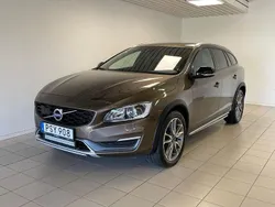 Brun Begagnad 2015 Volvo V60 CC Momentum Kombi | 199 000 kr (Marknadspris)