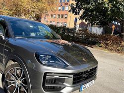 Grå Begagnad 2025 Porsche Cayenne SUV | 1 270 000 kr (Marknadspris)