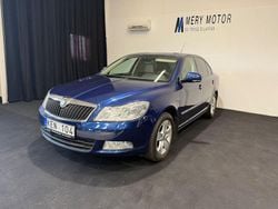 Mörkblå (blå) Begagnad 2010 Skoda Octavia Elegance Halvkombi | 69 800 kr (Marknadspris)