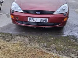 Röd Begagnad 2000 Ford Focus Ghia Halvkombi | 22 000 kr (Marknadspris)