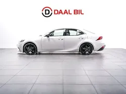 Vit Begagnad 2016 Lexus IS300h Sedan | 189 700 kr (Superpris)