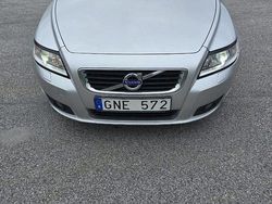 Grå Begagnad 2011 Volvo V50 Momentum Kombi | 54 900 kr (Marknadspris)