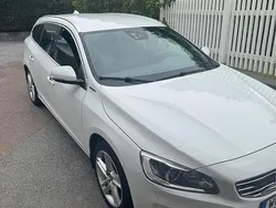 Vit Begagnad 2016 Volvo V60 Summum Kombi | 139 000 kr (Marknadspris)