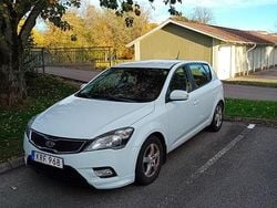 Vit Begagnad 2010 Kia Ceed 4 Halvkombi | 32 000 kr (Bra pris)