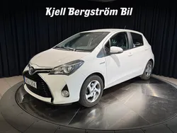 Vit Begagnad 2015 Toyota Yaris Hybrid Active Halvkombi | 154 900 kr (Marknadspris)