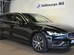 Svart Begagnad 2022 Volvo V60 Momentum Kombi | 299 900 kr (Marknadspris)