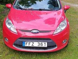 Röd Begagnad 2012 Ford Fiesta Titanium Halvkombi | 39 000 kr (Marknadspris)
