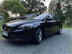 Svart Begagnad 2013 Volvo V40 Momentum Halvkombi | 119 000 kr (Marknadspris)