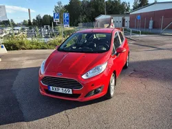 Röd Begagnad 2015 Ford Fiesta Titanium Halvkombi | 51 000 kr (Marknadspris)