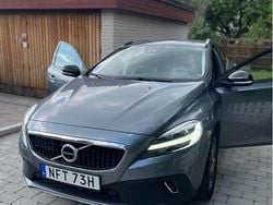 Grå Begagnad 2019 Volvo V40 CC Momentum Kombi | 215 000 kr (Marknadspris)