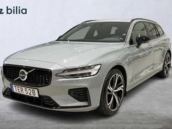 Grå Begagnad 2024 Volvo V60 Plus Kombi | 469 900 kr (Marknadspris)