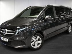 Grå Begagnad 2023 Mercedes V300 Minibuss | 619 000 kr (Marknadspris)