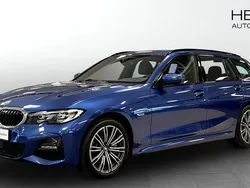 Blå (blue) Begagnad 2022 BMW 330e M Sport Kombi | 349 700 kr (Marknadspris)