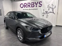 Grå (machine grey metallic) Ny 2024 Mazda CX-30 Center-Line SUV | 372 100 kr (Marknadspris)