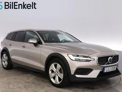 Ljusgrå Begagnad 2022 Volvo V60 CC Core Kombi | 359 700 kr (Marknadspris)