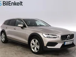 Ljusgrå Begagnad 2022 Volvo V60 CC Core Kombi | 368 900 kr (Marknadspris)