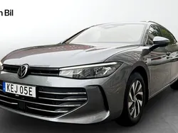 Mörkgrå Begagnad 2024 VW Passat Business Kombi | 369 900 kr (Dyr)