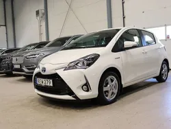 Vit Begagnad 2018 Toyota Yaris Hybrid Active Halvkombi | 159 700 kr (Bra pris)