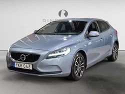 Ljusblå Begagnad 2017 Volvo V40 Momentum Kombi | 119 900 kr (Marknadspris)
